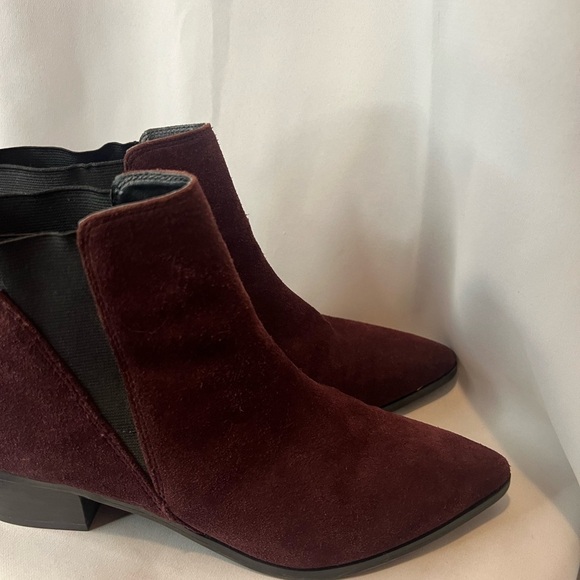 Marc Fisher Ignite Double Gore Red Purple Suede Pointed Toe Ankle Booties Size 8 - Picture 2 of 6
